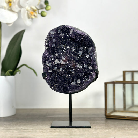 Amethyst-Matrix mit eingewachsenen Kalzitkristallen