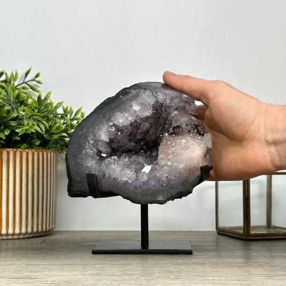 Amethyst-Geode mit markanter Kalzit-Einlagerung