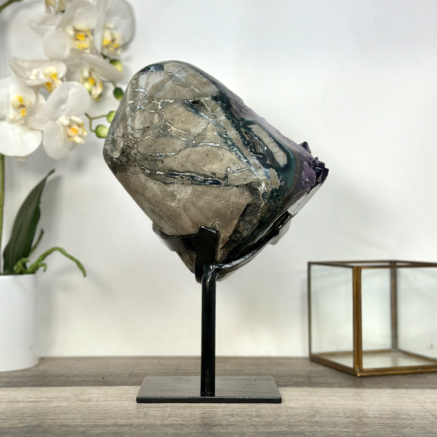 Amethyst-Geode mit intensiv violetter Kristallstruktur und markanter Jaspis-Schale