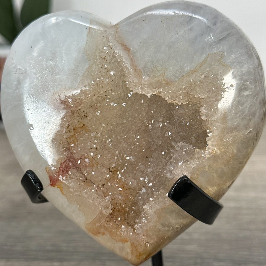 Gelbe Quarz-Herzskulptur mit lichtdurchlässiger, goldfarbener Kristallstruktur