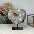 Gelbe Quarz-Herzskulptur mit lichtdurchlässiger, goldfarbener Kristallstruktur