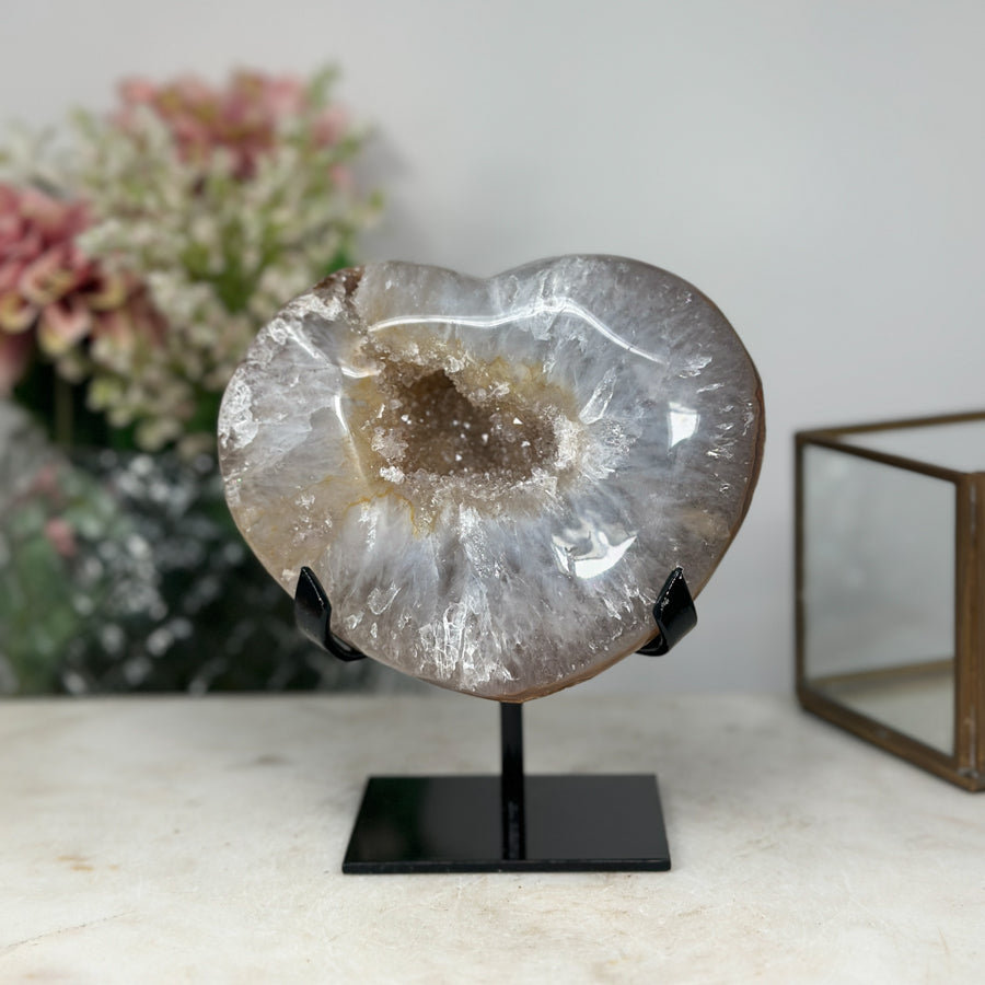 Gelbe Quarz-Herzskulptur mit lichtdurchlässiger, goldfarbener Kristallstruktur
