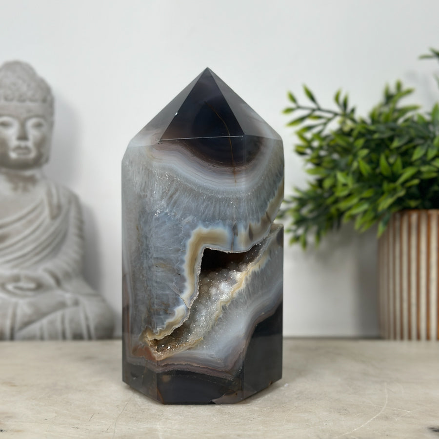 Achat-Obelisk mit natürlich geöffneter Kristallkammer