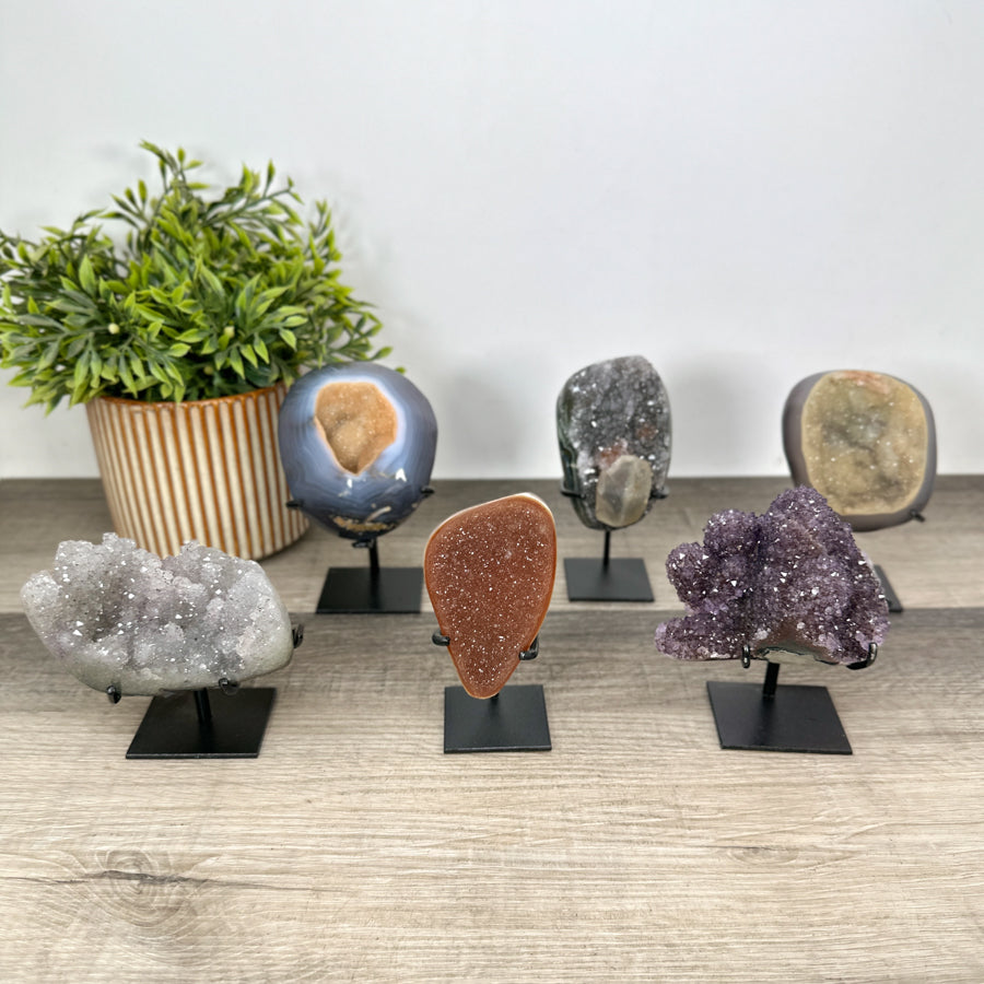 Kristallskulpturen-Set 6-teilig, mit strukturierter Kristallarchitektur aus Amethyst, Quarz und Achat