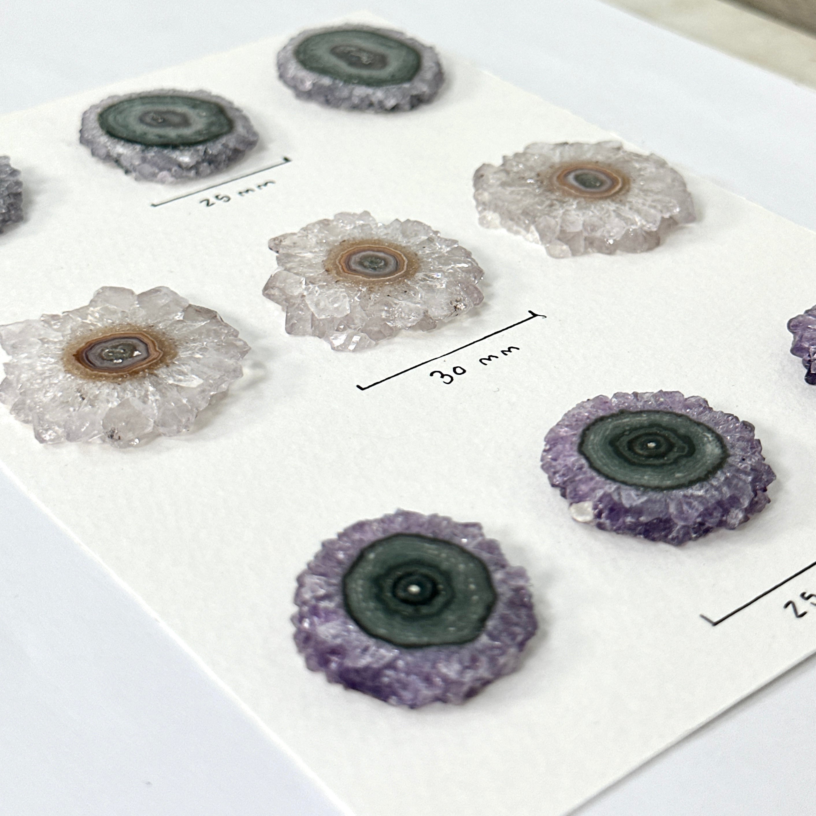 Amethyst-Jaspis-Stalaktiten-Scheiben mit konzentrischer Mineralstruktur