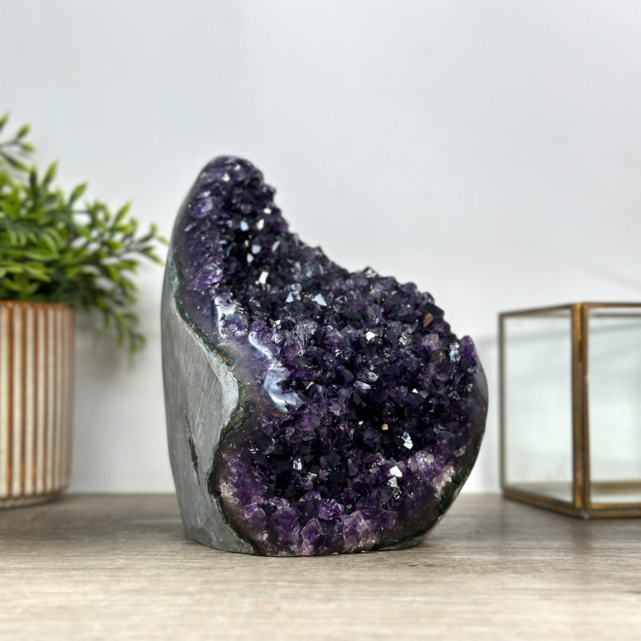 Amethyst-Kathedrale mit tiefvioletter Kristallfläche in hochwertiger Naturqualität