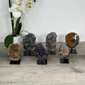 Kristallenskulpturen-Set 6-teilig, mit facettierten Kristallflächen und strukturierter Mineralformation