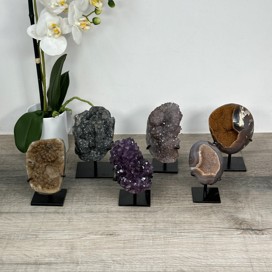 Kristallenskulpturen-Set 6-teilig, mit facettierten Kristallflächen und strukturierter Mineralformation