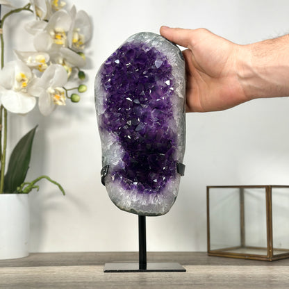 Amethyst-Formation groß mit massiv wirkender, kompakter Kristallstruktur