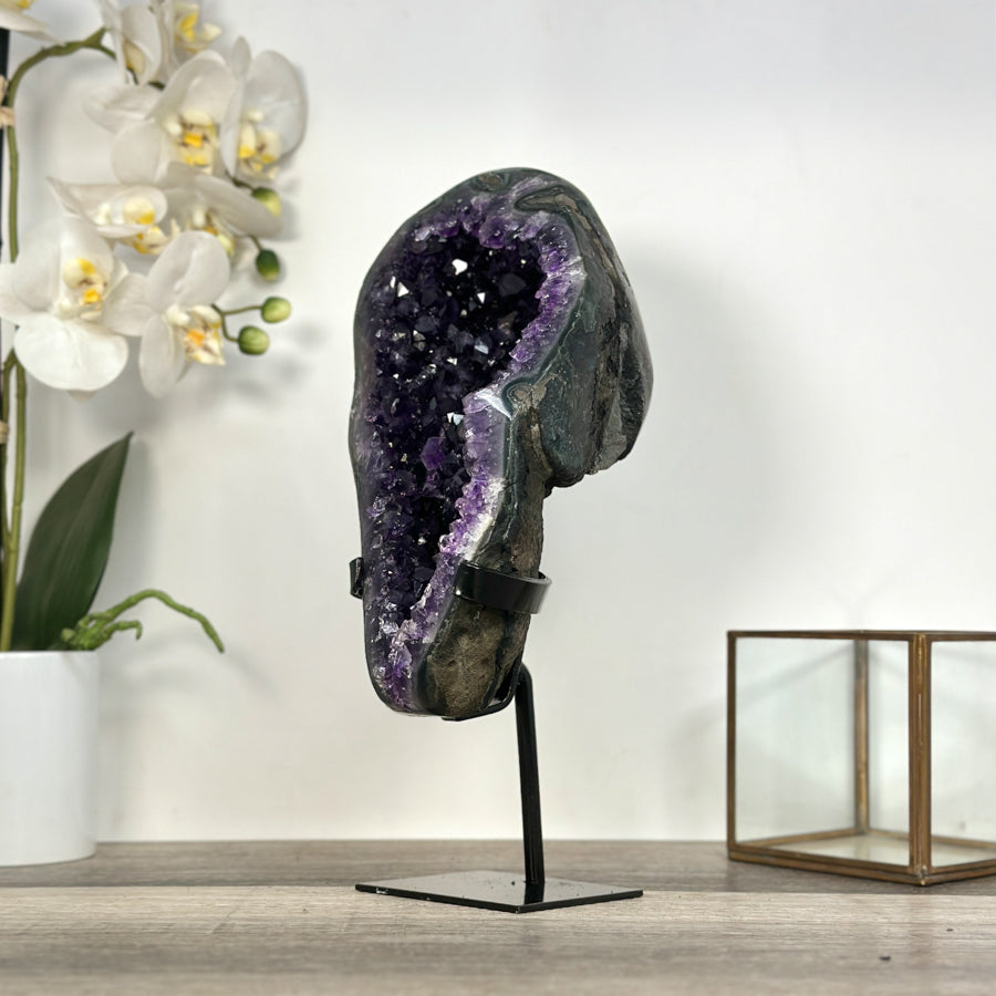 Amethyst-Geode mit intensiv schattierter, dunkler Kristallzone