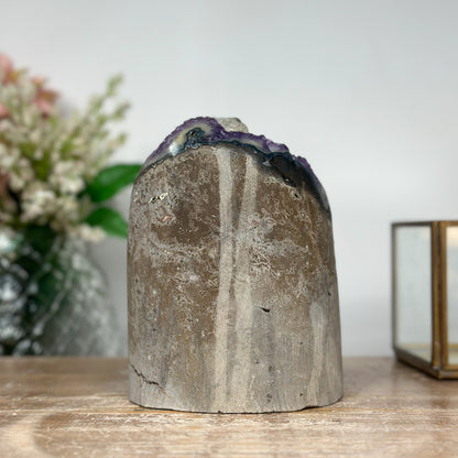 Amethyst-Geode mit reich ausgebildeter, violetter Kristallstruktur im Inneren