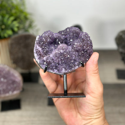 Kristallskulpturen-Set 6-teilig, mit kristallreicher Struktur und kontrastreicher Mineralformation