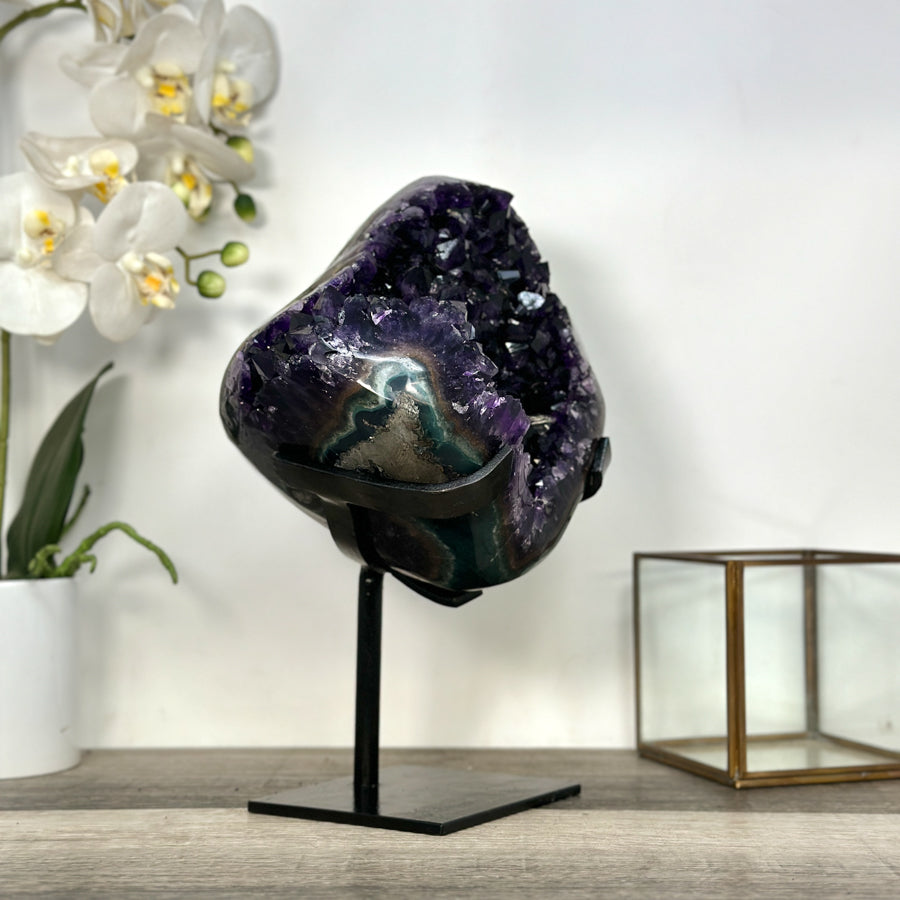 Amethyst-Geode mit intensiv violetter Kristallstruktur und markanter Jaspis-Schale