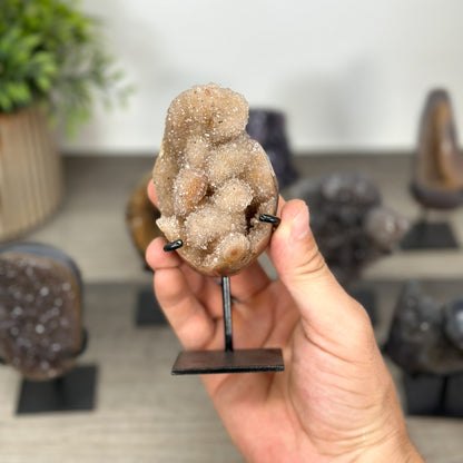 Kristallskulpturen-Set 9-teilig, mit strukturierter Kristallbildung und natürlicher Mineralarchitektur