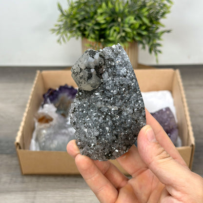 Mineralien-Ensemble mit klarer Kristallstruktur und homogener Ausbildung