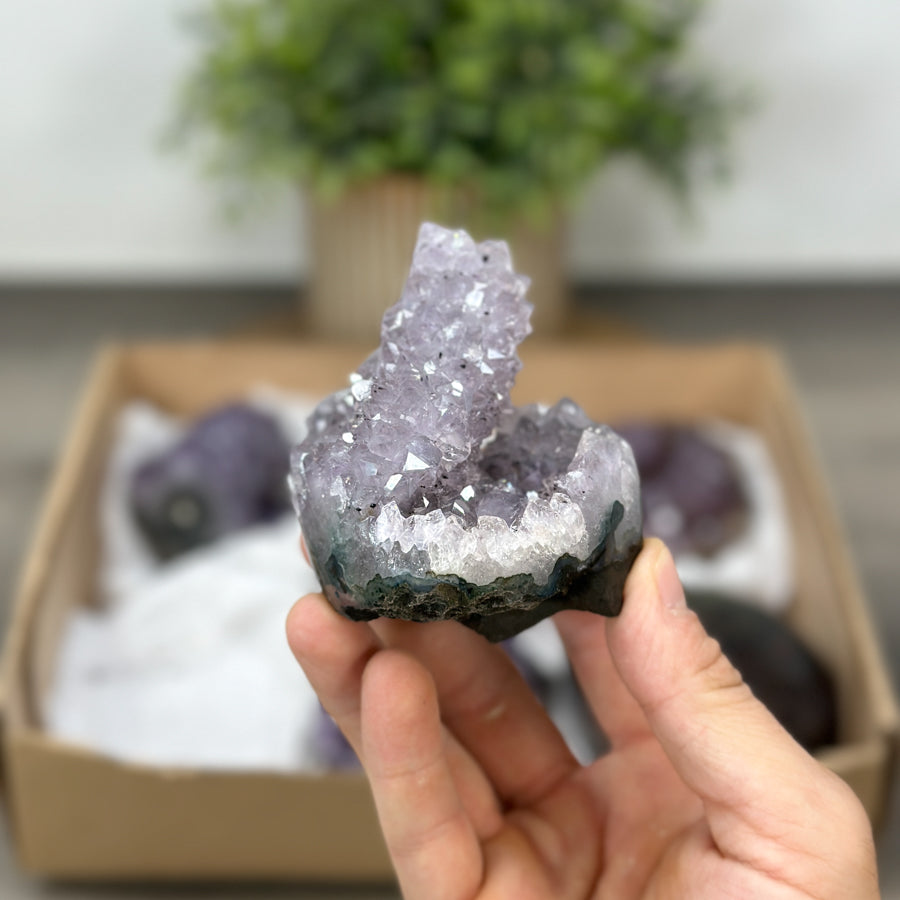 Mineralien-Ensemble mit facettenreicher Kristallstruktur und lebendiger Oberflächenwirkung