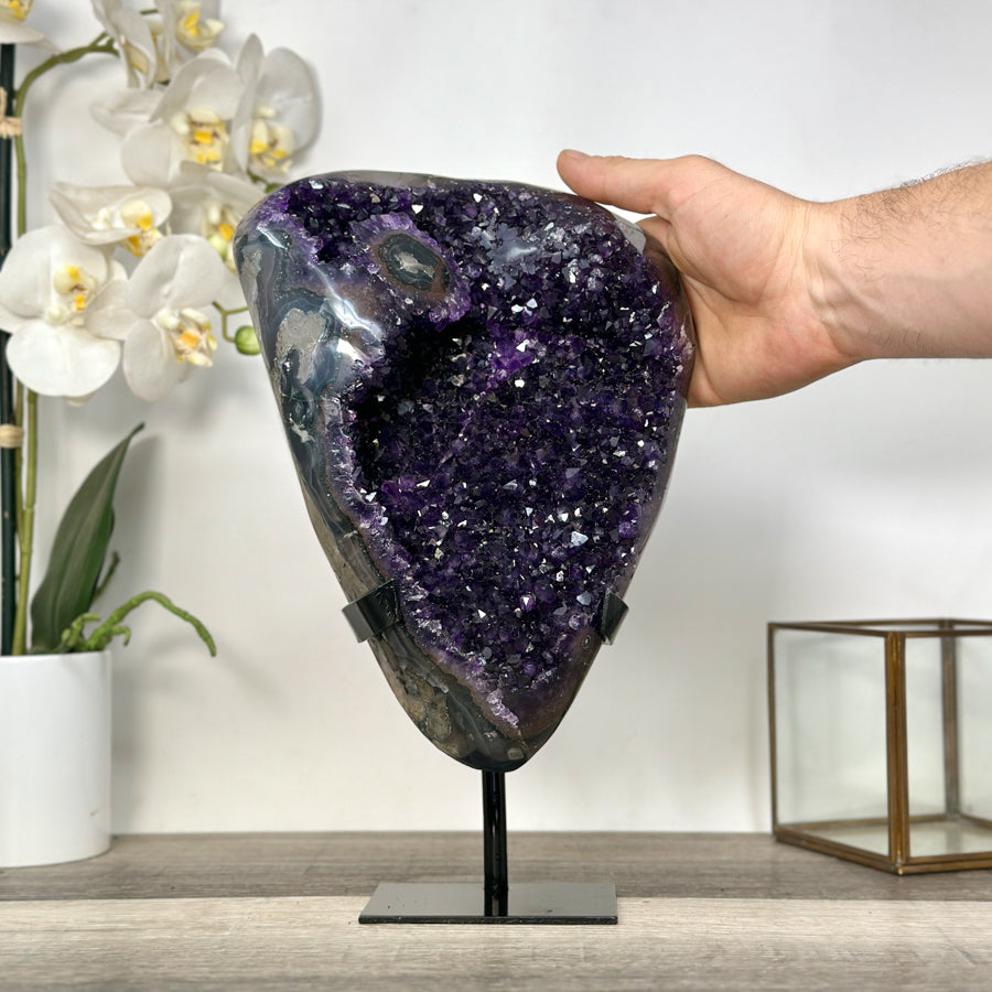 Amethyst-Geode mit intensiv violetter Kristallstruktur