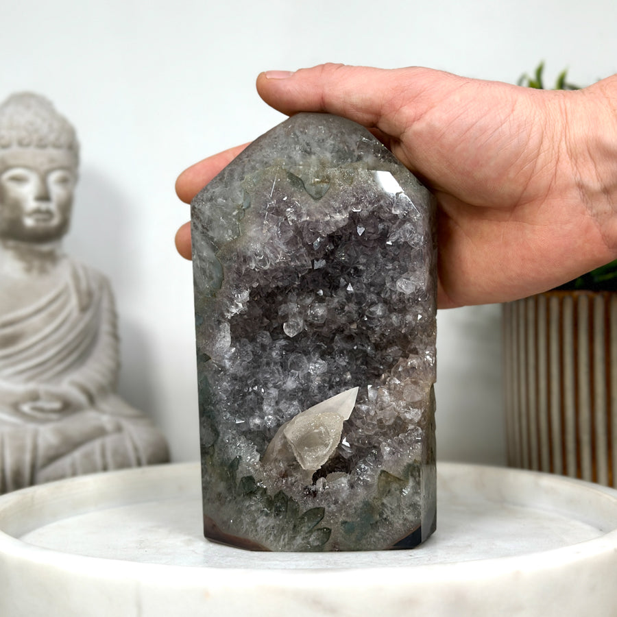 Amethyst-Kalzit-Obelisk  mit mineralischen Kristalleinschlüssen