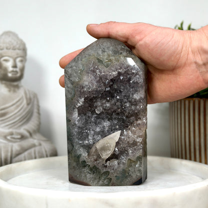 Amethyst-Kalzit-Obelisk  mit mineralischen Kristalleinschlüssen