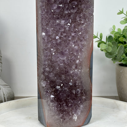 Blaugebänderter-Achat-Amethyst-Obelisk mit markanter Mineralienstruktur