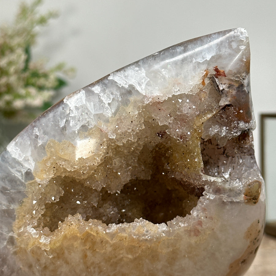 Gelbe Zuckerquarz-Druzy-Geode mit warm leuchtender Kristallstruktur