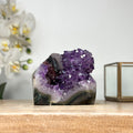 Amethyst-Druse mit integrierter Kalzitformation und klarer Kristallarchitektur