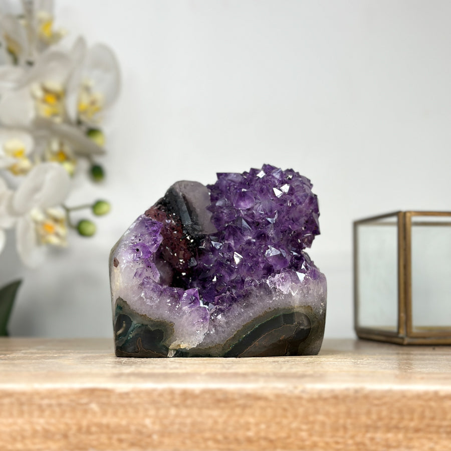 Amethyst-Druse mit integrierter Kalzitformation und klarer Kristallarchitektur