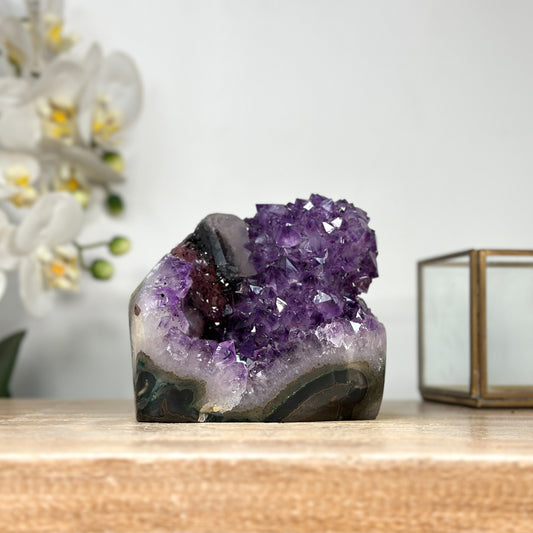 Amethyst-Druse mit integrierter Kalzitformation und klarer Kristallarchitektur