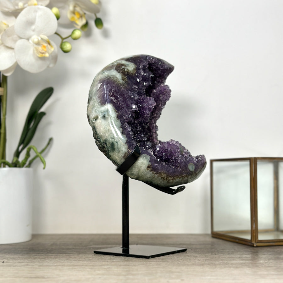 Amethyst-Jaspis-Mond mit grün durchzogener Mineralmatrix