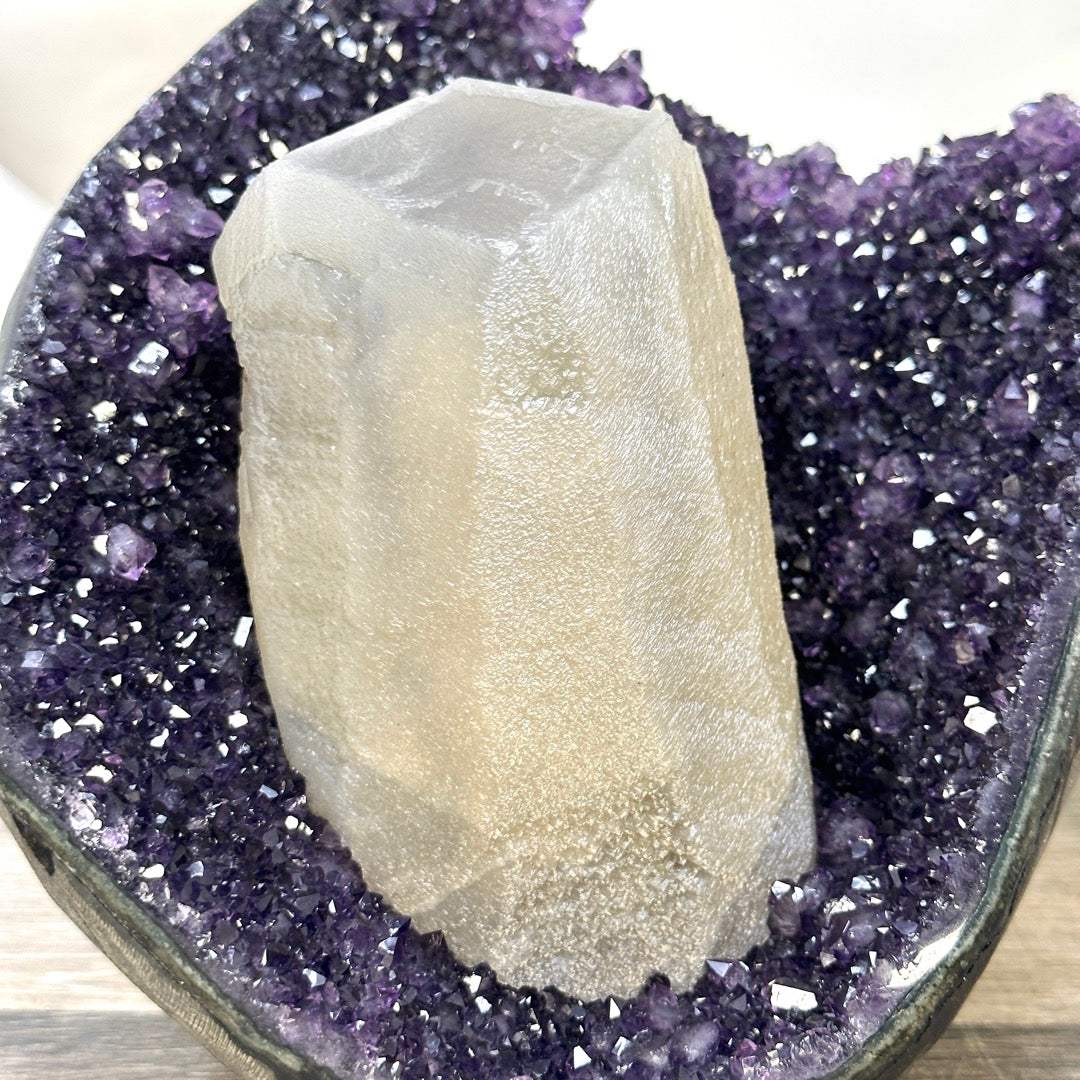Amethyst groß mit herausragender natürlicher Kalzitbildung und tiefvioletten Kristallen