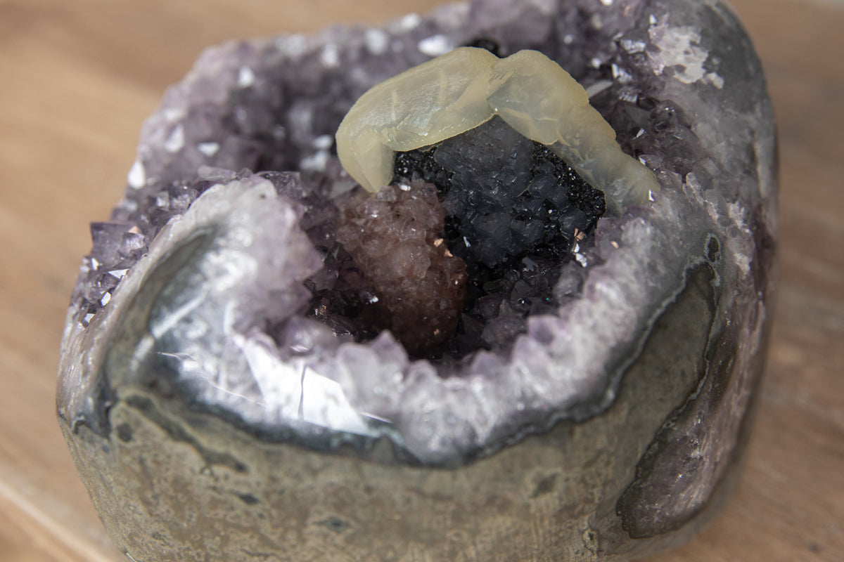 Amethyst-Geode mit wunderschön hervorstechender Kalzit-Kristallbildung