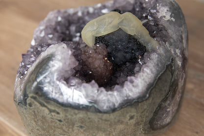 Amethyst-Geode mit wunderschön hervorstechender Kalzit-Kristallbildung