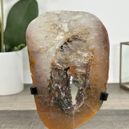 Makroaufnahme der funkelnden, feinen Druzy-Quarzkristalle mit ihrer charakteristischen, sanften grünen Tönung im Zentrum der Steinscheibe.
