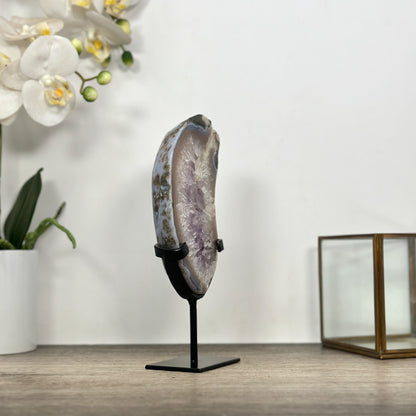 Blick von oben auf die polierte Oberkante der Quarz- und Amethyst-Scheibe, der die Tiefe und das klare Kristallgefüge des Minerals verdeutlicht.