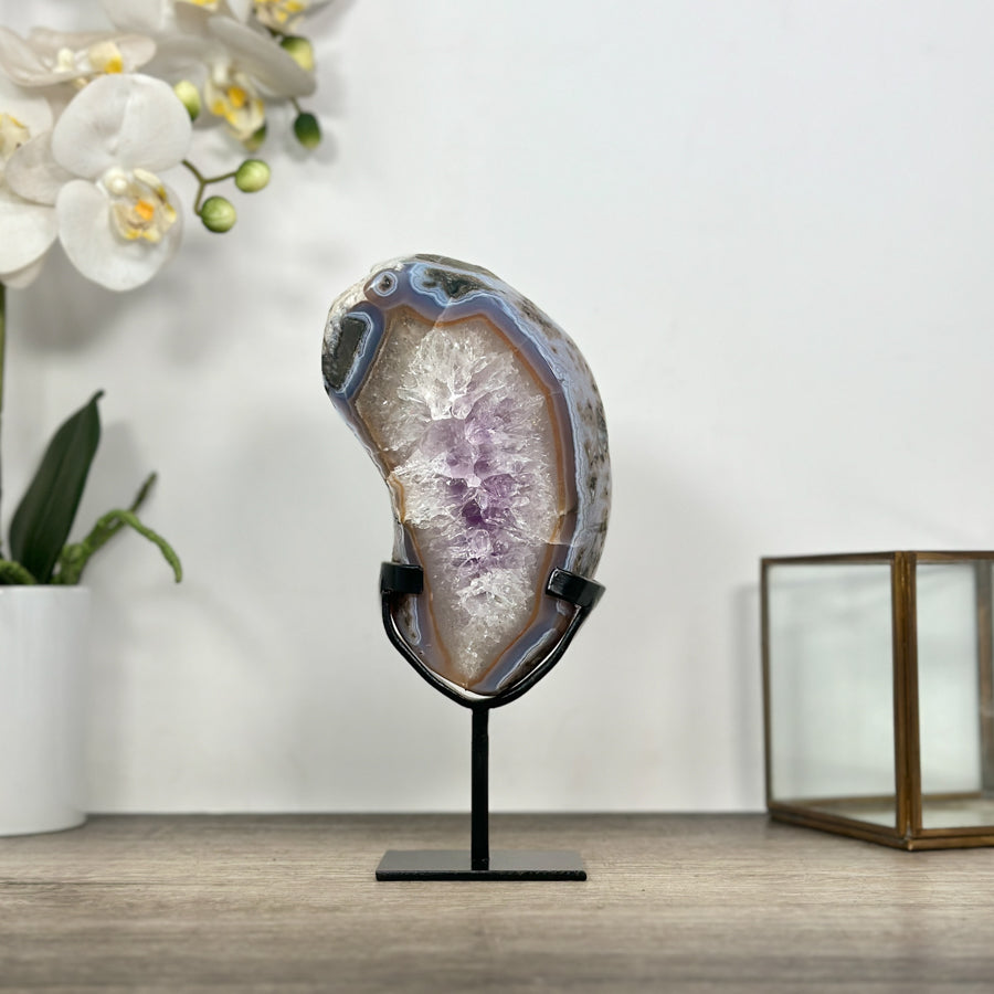 Schräge Gesamtansicht des edlen Naturstein-Portals im Ständer, perfekt inszeniert als exklusiver Blickfang für moderne Wohn- oder Geschäftsräume.
