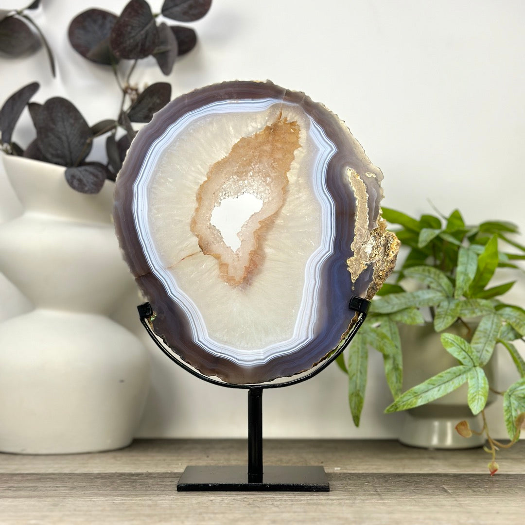 Schräge Gesamtansicht des edlen blauen Naturstein-Portals im Ständer, perfekt inszeniert als exklusiver Blickfang für moderne Wohn- oder Geschäftsräume.