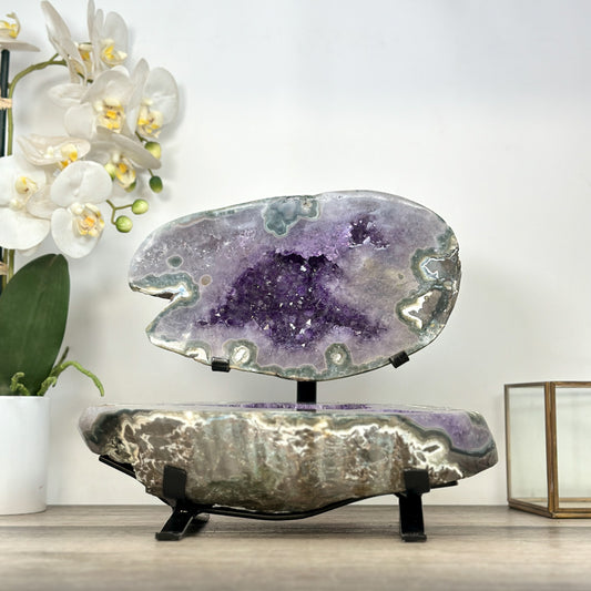 Große Amethyst- und Grünjaspis-Schatulle aus Uruguay mit geöffneter Kristallkammer auf einem maßgefertigten, schwarzen Metallständer.
