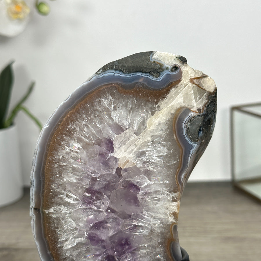Detailansicht der transparenten Bergkristall-Struktur und der natürlichen Kristallgrenzen der Amethyst-Quarz-Scheibe