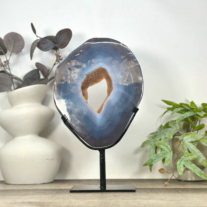 Großes ovales Kristall-Portal aus blauem Bänderachat und hellem Quarz aus Uruguay mit intensiv funkelnder Druzy-Oberfläche auf einem schwarzen Metallständer.