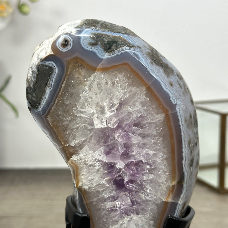 Rückseite der Amethyst-Quarz-Platte, die die natürliche, raue Gesteinsmatrix und die stabile Befestigung im schwarzen Metallständer abbildet.