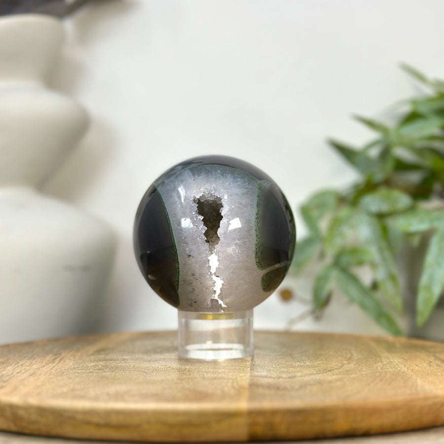 Blick direkt von oben auf das obere Profil der Kristall-Sphäre, der das plastische Volumen und das Zusammenspiel der Mineralien verdeutlicht.
