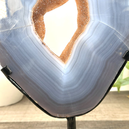 Detailansicht der hochglanzpolierten Steinoberfläche mit Fokus auf die tiefblaue Farbintensität und den glatten Übergang zur Kristallkammer.
