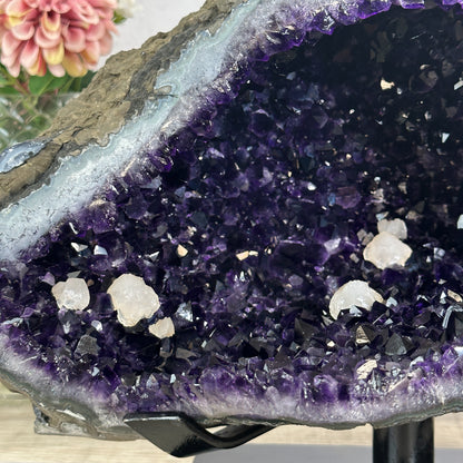 Makroaufnahme im Inneren der Geode mit Fokus auf die hohe Dichte, Lichtreflexion und erstklassige Farbqualität der dunkelvioletten Kristallcluster.