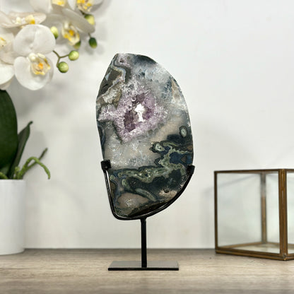 Echte Quarz-Geodenplatte aus Uruguay mit einer intensiv funkelnden Druzy-Oberfläche auf einem maßgefertigten, schwarzen Metallständer.